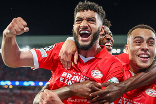 梅西捧起美职联冠军奖杯时，站在一旁的穆勒露出了最真挚的笑容